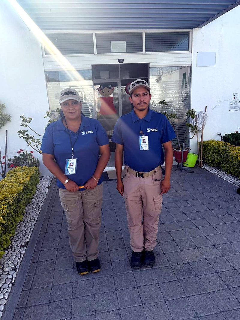 Elementos de SEIM uniformados e identificados en un acceso